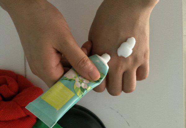 手镯怎么戴上去小窍门