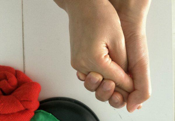 手镯怎么戴上去小窍门