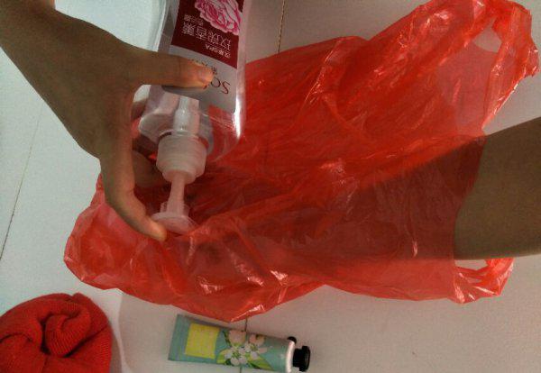 手镯怎么戴上去小窍门