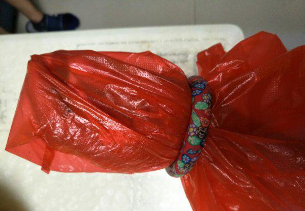 手镯怎么戴上去小窍门