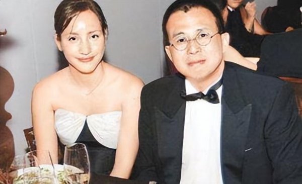 梁洛施李泽楷怎么认识的