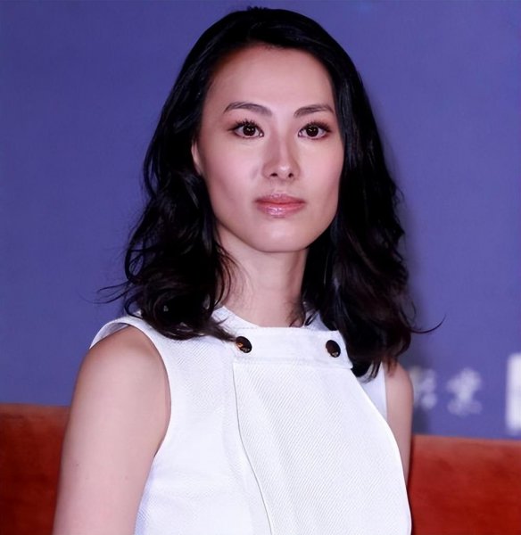 梁洛施李泽楷怎么认识的