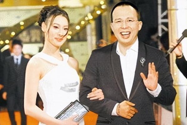 梁洛施李泽楷怎么认识的