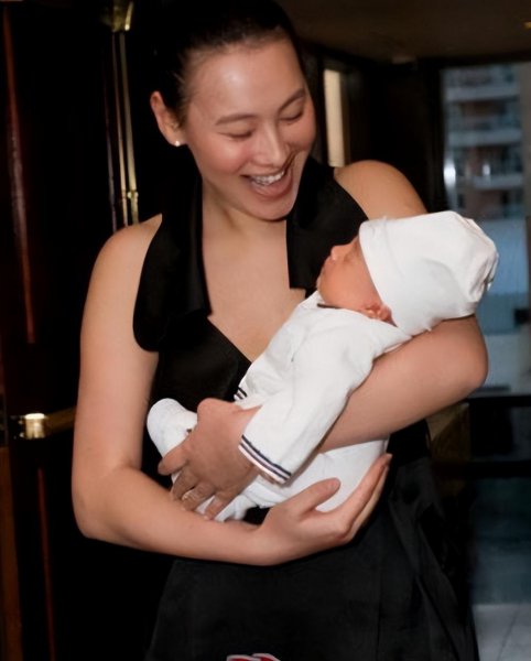 梁洛施李泽楷怎么认识的