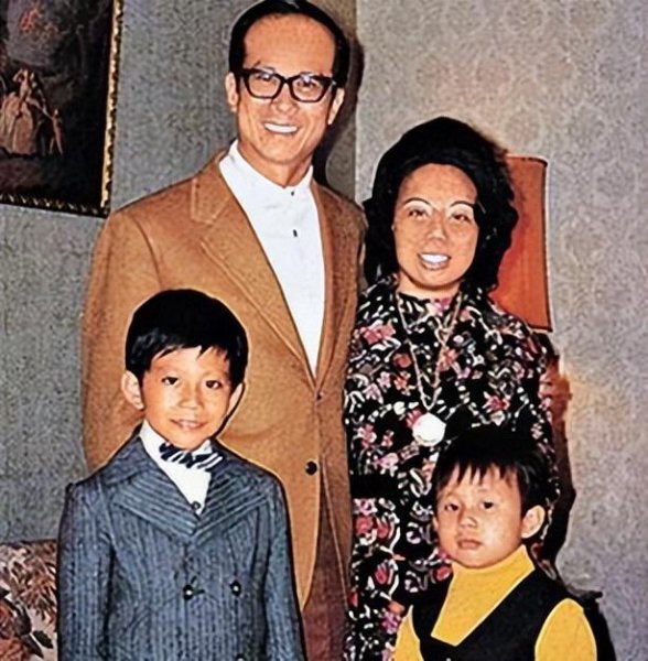 梁洛施李泽楷怎么认识的