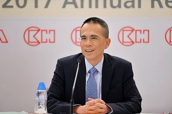 梁洛施李泽楷怎么认识的