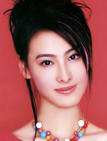 梁洛施李泽楷怎么认识的