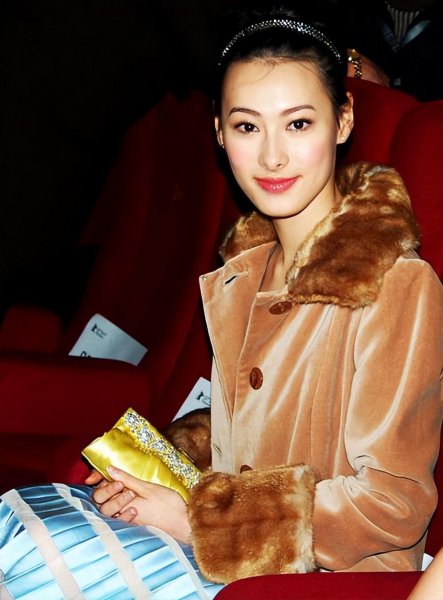 梁洛施李泽楷怎么认识的