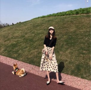 波点裙配什么上衣好看 波点高腰裙的上衣搭配技巧