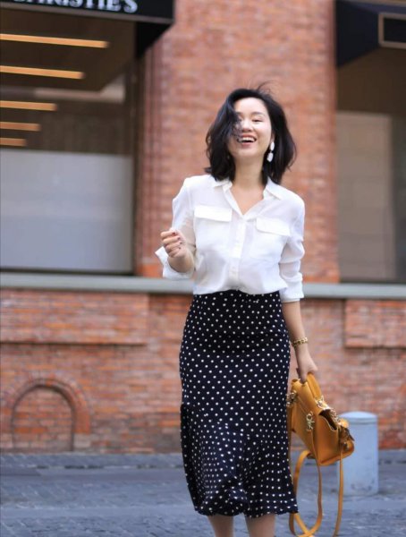 波点裙配什么上衣好看