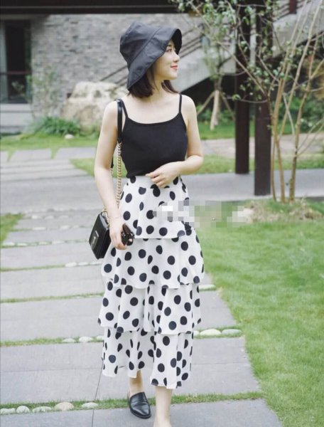 波点裙配什么上衣好看