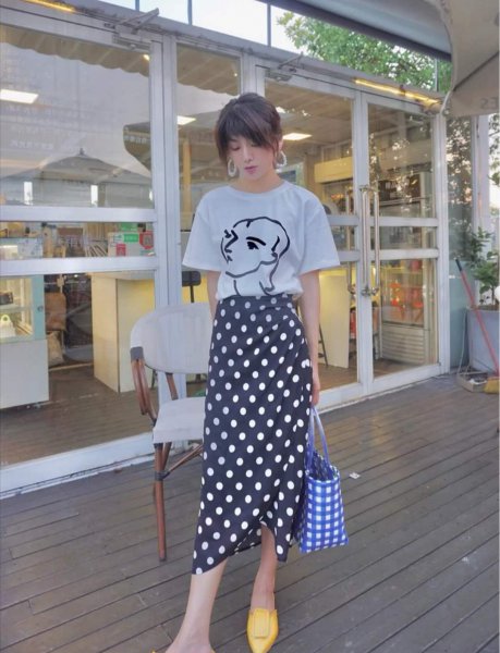 波点裙配什么上衣好看