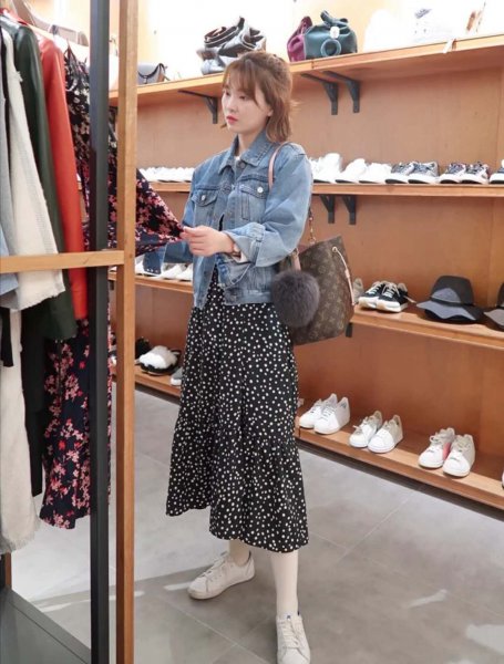 波点裙配什么上衣好看