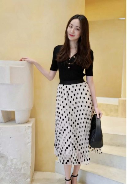 波点裙配什么上衣好看