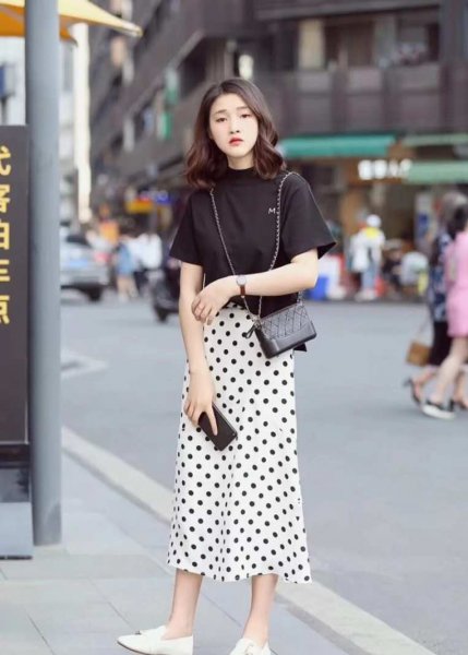 波点裙配什么上衣好看