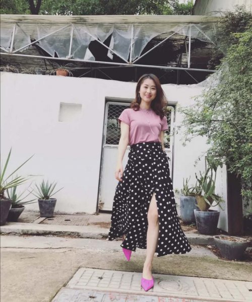 波点裙配什么上衣好看