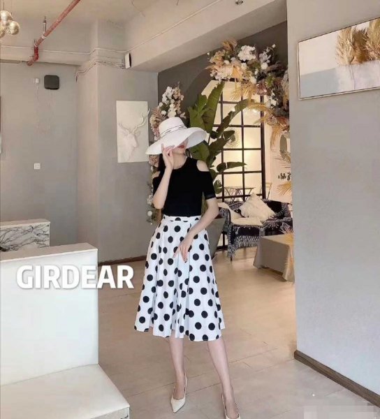 波点裙配什么上衣好看