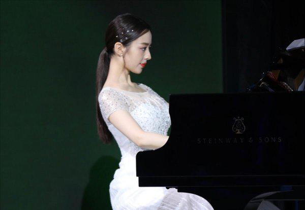 李云迪和朗朗谁的成就更高