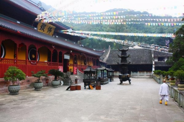 无事不登三宝殿中的三宝指的是什么意思