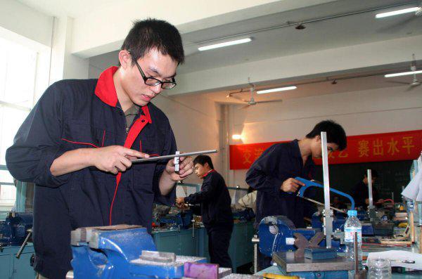 钳工是做什么工作