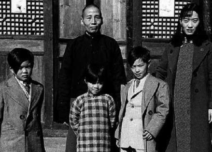 刘湘和刘文彩是什么关系