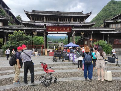 千户苗寨在贵州哪个市哪个县 西江千户苗寨值得去吗