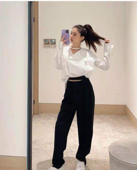 白色衣服配什么颜色裤子好看