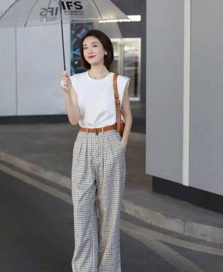 白色衣服配什么颜色裤子好看