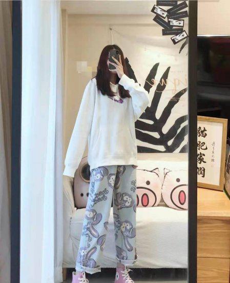 白色衣服配什么颜色裤子好看