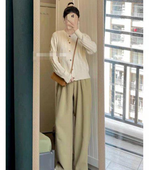 白色衣服配什么颜色裤子好看