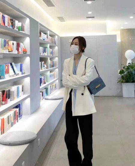 白色衣服配什么颜色裤子好看