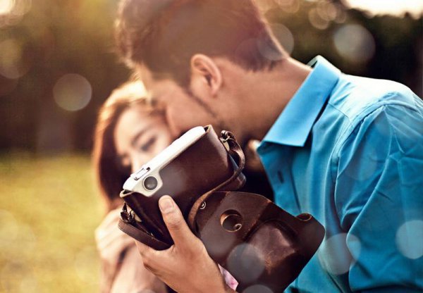 接吻时男孩子手乱动