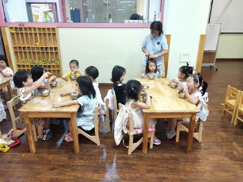 幼儿园老师工资多少一个月