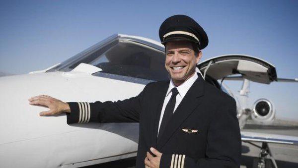 飞机机长工资多少钱一个月