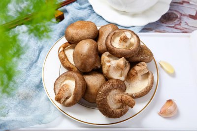 香菇放冰箱冷藏可以保存几天 香菇在冰箱里变黑了还能吃吗