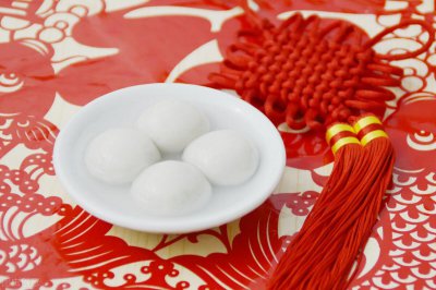 汤圆是用糯米粉做的吗 煮熟的汤圆放一晚上能吃吗