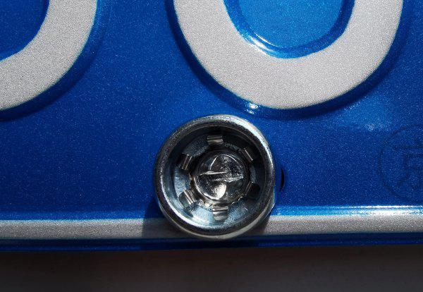 车牌如何自己安装