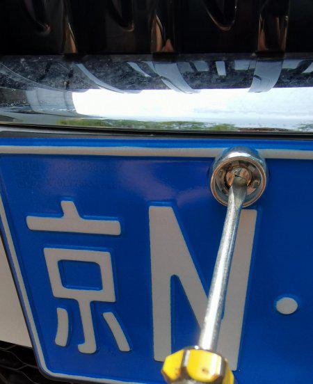 车牌如何自己安装