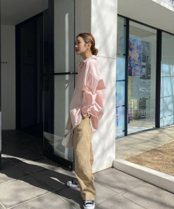 粉色衬衣怎么穿搭显气质 粉色衬衣搭什么下装鞋子比较好看