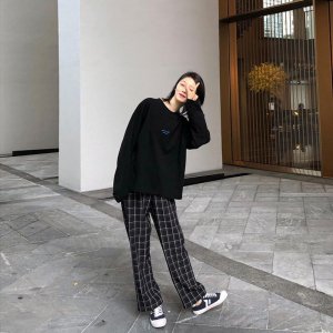 格子裤配什么上衣比较好看 女生格子裤的经典穿搭推荐