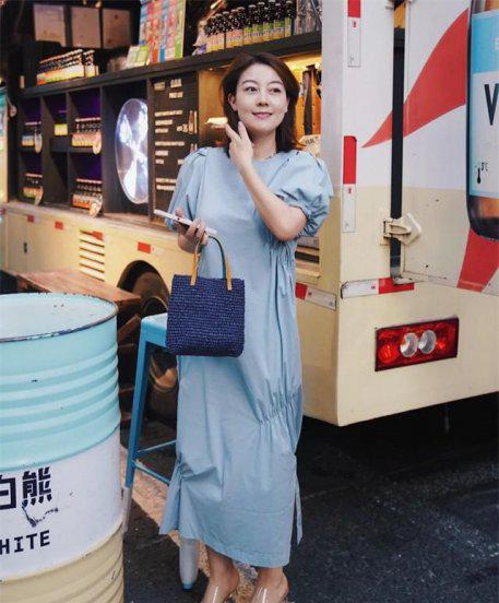 50岁女人穿什么颜色显年轻