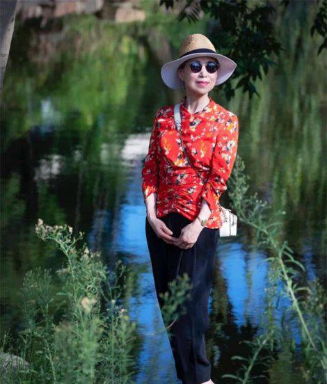 50岁女人穿什么颜色显年轻