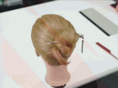 50岁女人盘头的简单手法 中年女性盘发最显气质又好看