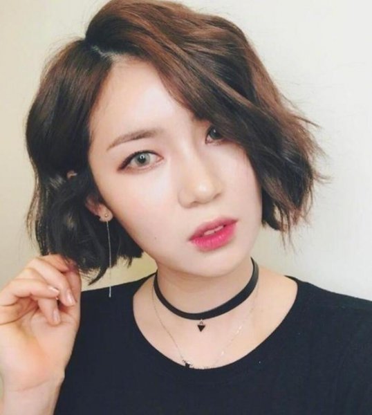 女生长脸适合短发吗