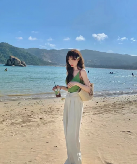 白色裤子怎么搭配鞋子