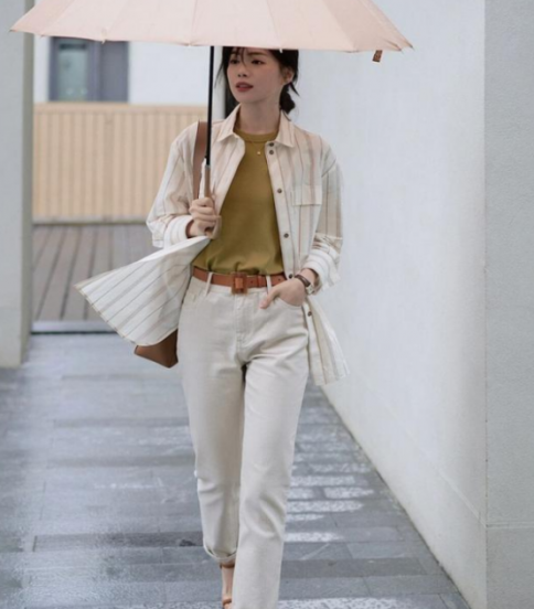 白色裤子怎么搭配鞋子