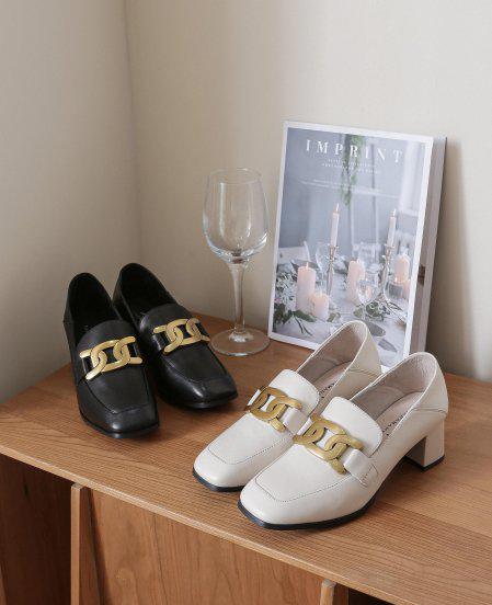 白色裤子怎么搭配鞋子