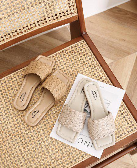 白色裤子怎么搭配鞋子