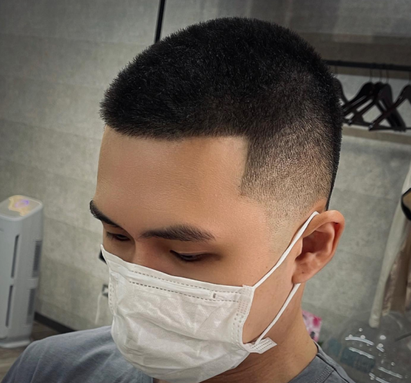 圆脸男生适合的发型