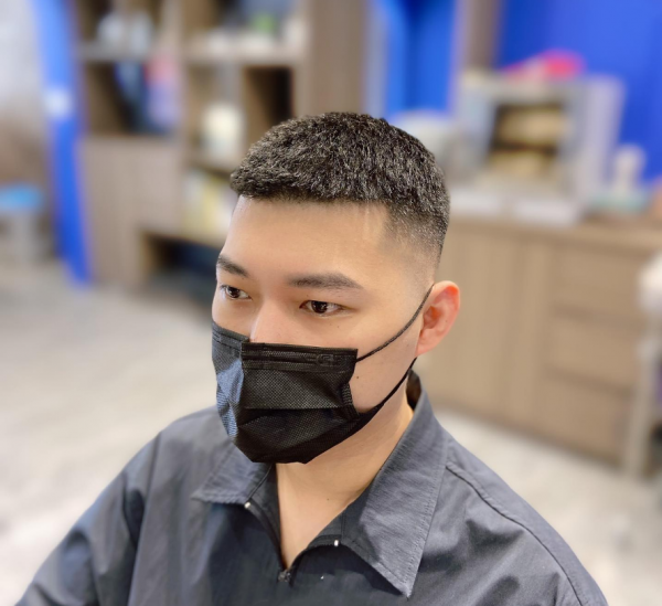 圆脸男生适合的发型